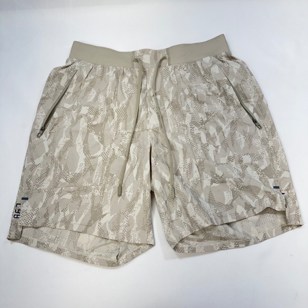 Lululemon License to Train Linerless Shorts 7" Mens M‎ Camo Snakeskin Athletic